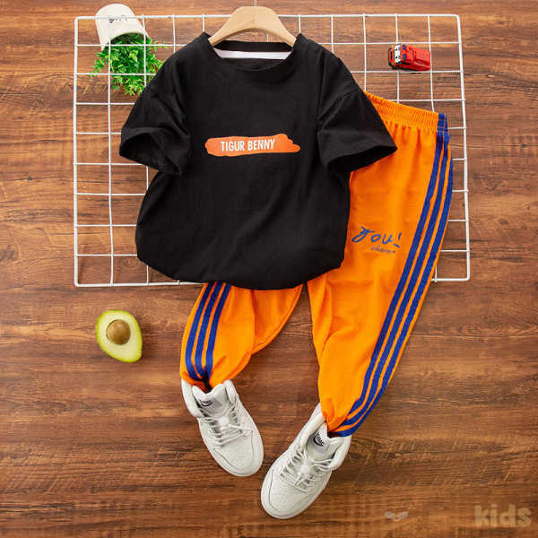 ブラック/Tシャツ+オレンジ/カジュアルパンツ