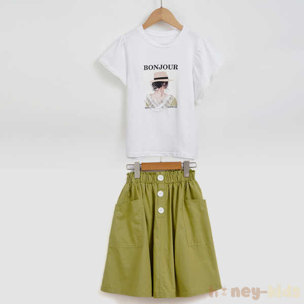 ホワイト/Tシャツ+グリーン/スカート