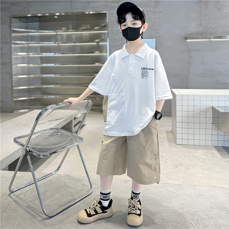 ホワイト/Tシャツ+ベージュ/ショートパンツ